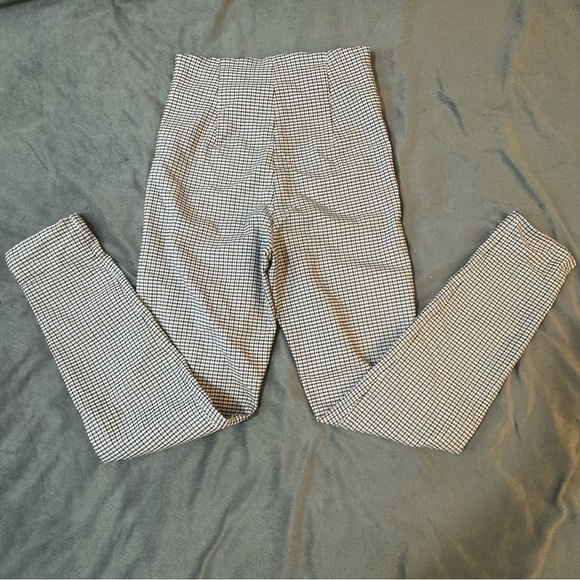 Dynamite Monochrome Check Skinny Pants
#1156 - Picture 7 of 9